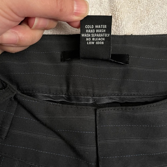 Iris Women’s Gray & Blue Pin Stripes Bermuda Slacks, size Small - Picture 5 of 5